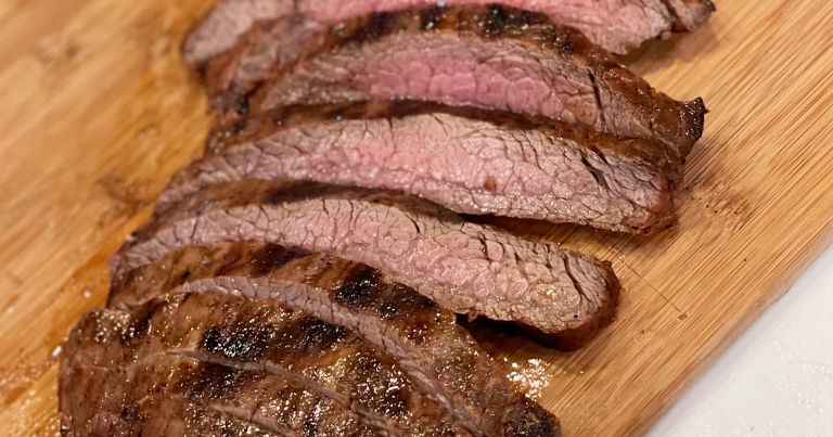 Phần thịt bê thui được thái ra đĩa khi khách gọi món nên luôn nóng hổi và giữ được độ ngọt thơm