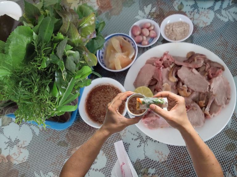 Thịt bê thui mềm thơm cuộn với rau tươi, khế chua, chuối xanh rồi chấm đẫm nước mắm chua ngọt ăn cực đưa miệng