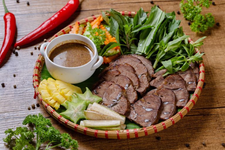 Thịt bê thui tại quán Cường Thịnh được chế biến chuẩn công thức làng Cầu Mống nên luôn giữ được hương vị đặc trưng của món ăn