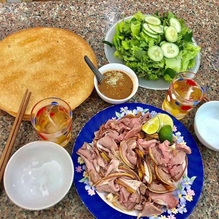 Bê thui Cầu Mống là món thịt bê được thui trên lửa nổi tiếng của ngôi làng nhỏ Cầu Mống