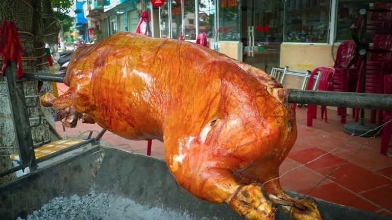 Bê thui thường được chế biến nguyên con để đảm bảo hương vị thơm ngon nhất