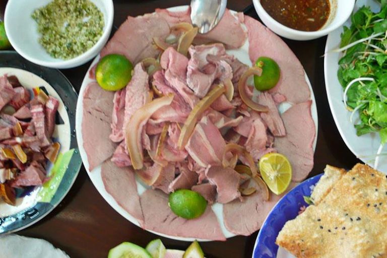 Quán bê thui Ngọc Lan không những chiếm trọn cảm tình của người dân địa phương mà còn cả khách du lịch