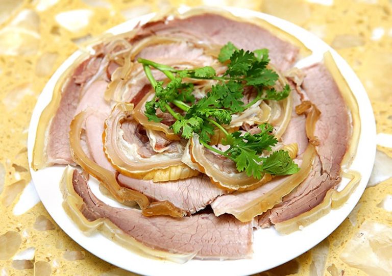 Giá thành của quán Ngọc Lan rất rẻ mà đồ ăn cực ngon đầy đủ nguyên liệu nên được khách hàng yêu thích