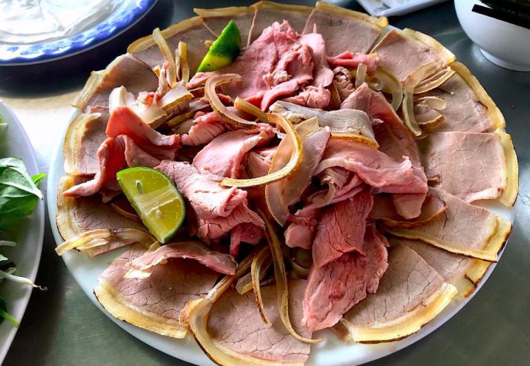 Cách chế biến món ăn bê thui tuy không quá khó làm nhưng cách thực hiện cực kỳ công và tốn rất nhiều thời gian