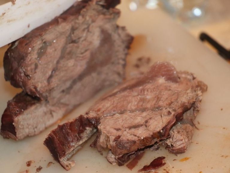 Thịt bê thui chín đều được thái thành nhiều miếng mỏng vừa ăn và dễ dàng để cuộn cùng bánh tráng và rau tươi