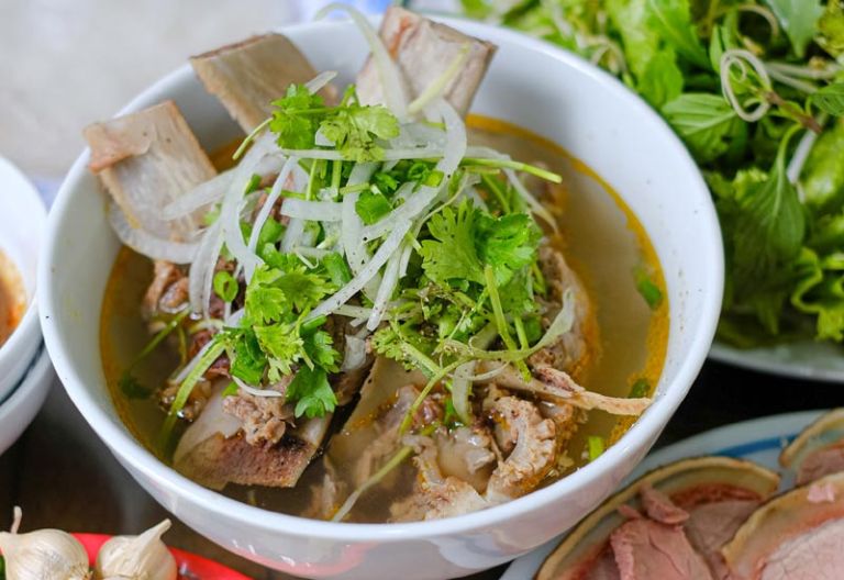 Cầu Mống là ngôi làng chuyên làm bê thui gia truyền từ lâu đời sở hữu hương vị độc đáo khó nơi nào sánh bằng