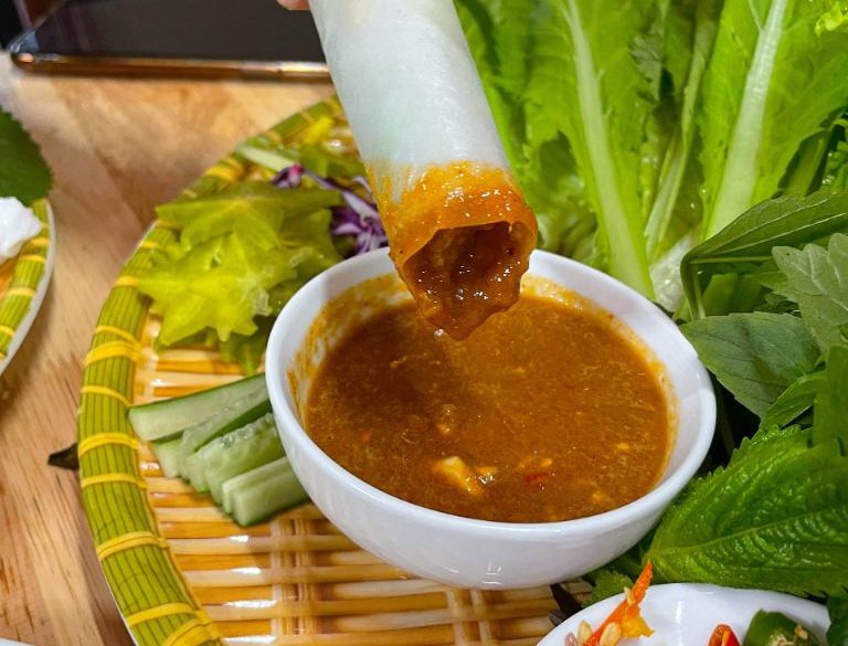 Thịt bê mềm cuốn trong bánh tráng và rau xanh tươi sống chấm cùng nước mắm đậm đà cực kỳ hấp dẫn