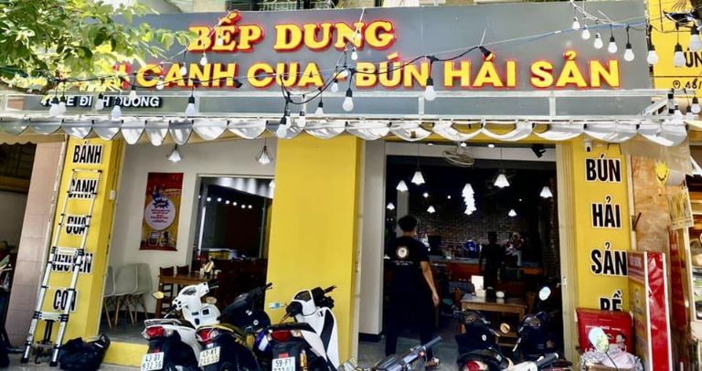 Quán có không gian được thiết kế đẹp mắt.