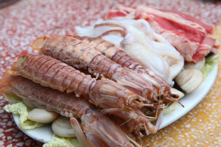 Luộc hải sản với gừng sau đó lột bỏ lớp vỏ.