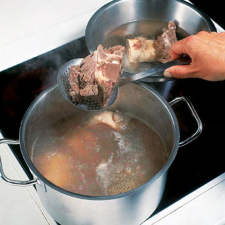 Hầm xương cùng với nấm hương để làm nước dùng. 