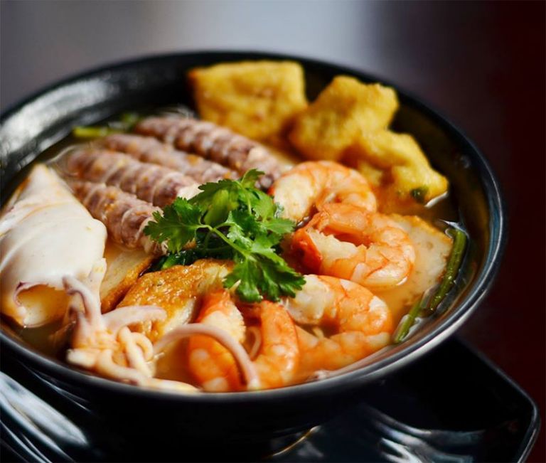 Bún hải sản Thanh Hương được ăn cùng chả mực, tôm, bề bề.