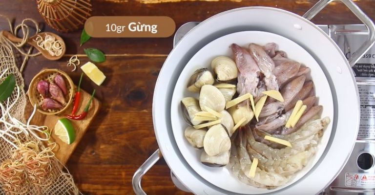 Hấp hải sản với gừng trong 5 phút, hấp lâu quá sẽ làm mất vị ngọt của hải sản.