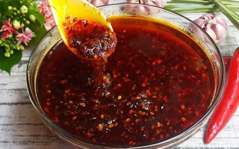 Sốt me tại quán là sự lựa chọn hoàn hảo để chấm cùng hải sản.