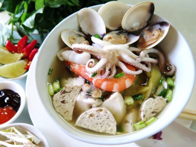 Phần nước dùng từ giấm gạo nên có màu trắng trong. 