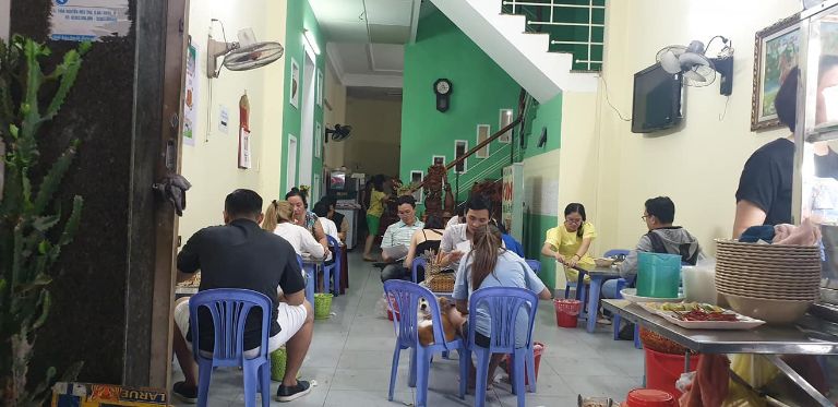 Không gian quán sạch sẽ nhưng khá nhỏ.