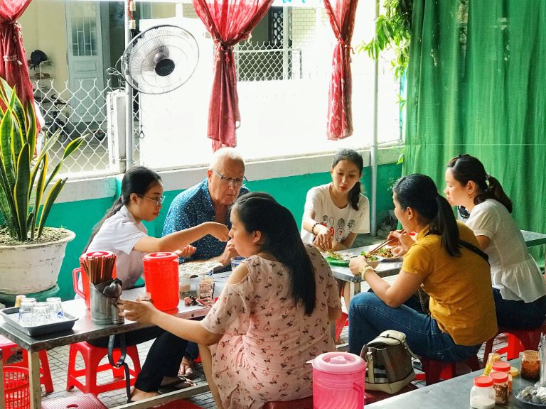 Quán Giao có không gian vừa phải nhưng luôn thoáng mát và sạch sẽ