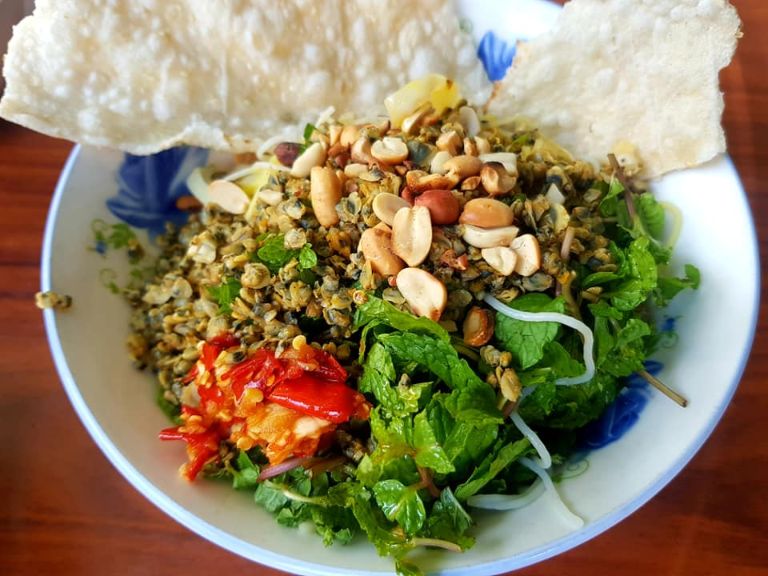 Cơm hến nơi đây được chế biến theo phong cách xứ Huế đậm đà từ chính chị chủ gốc miền Trung