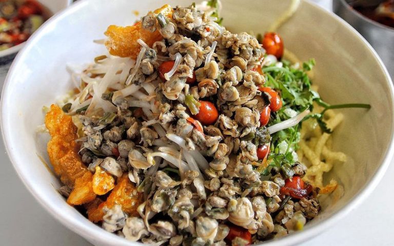Cơm hến được chế biến từ cơm, thịt hến, bì heo, đậu phộng và các loại rau sống ăn kèm tùy theo sở thích