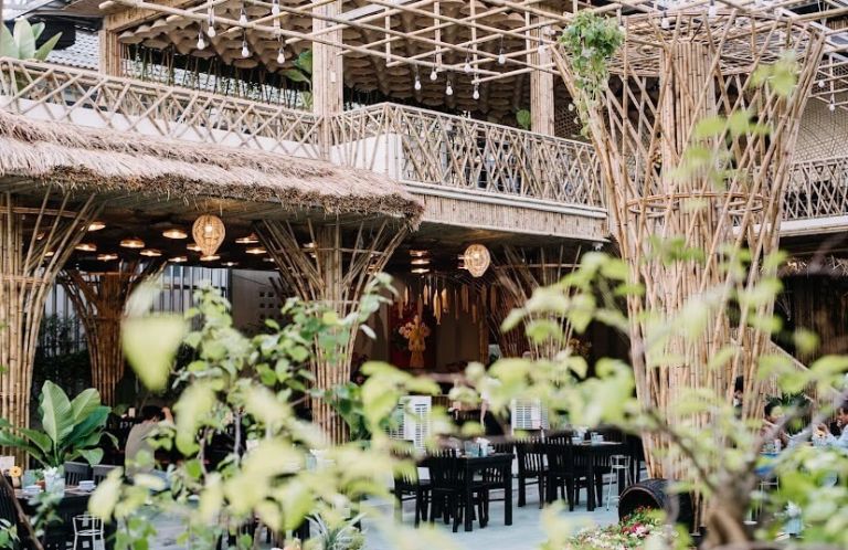 Rớ - Ẩm thực đồng quê là quán ăn được thiết kế độc đáo mang đậm phong cách quê nhà bình dị, giản đơn, gần gũi