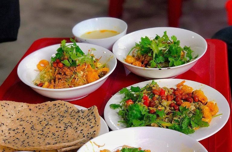 Đồ ăn của quán rẻ mà lúc nào cũng đầy ắp với đủ topping ăn kèm như đậu phộng, tóp mỡ, rau thơm, xoài bào,...