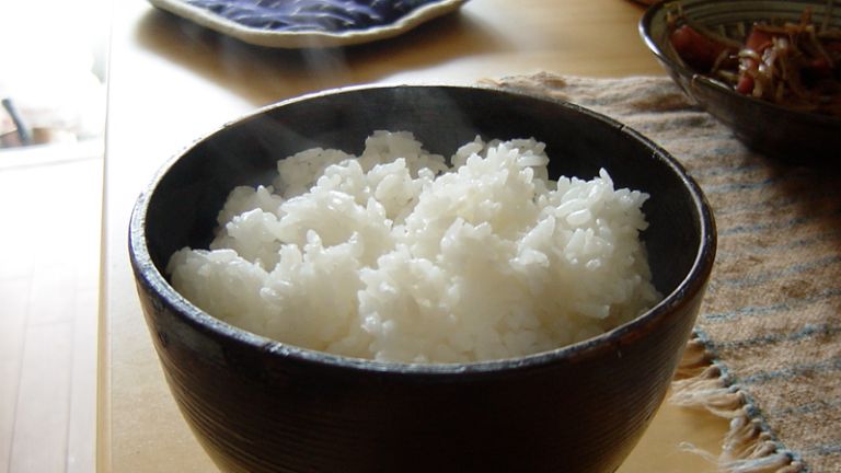 Cơm nóng chín mềm được chuẩn bị ra bát để nguội để trộn