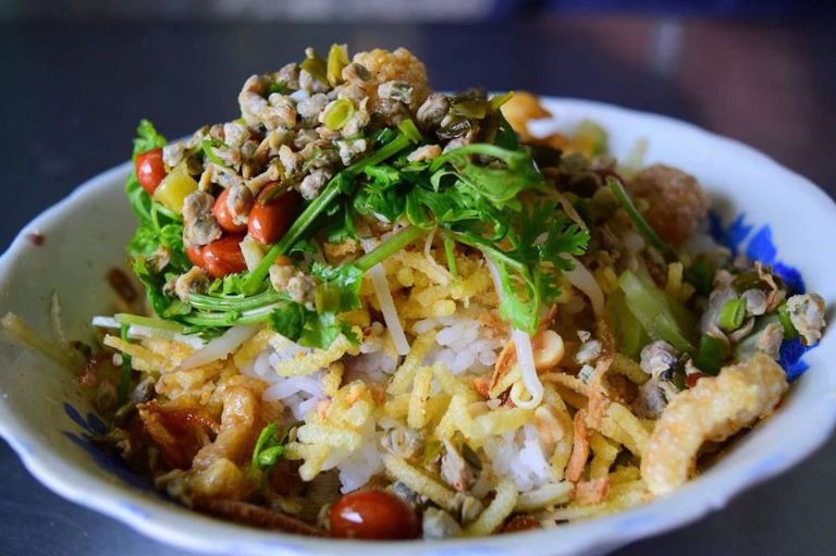 Quán mở cửa cả ngày nên du khách có thể ghé đến bất kì lúc nào trong ngày để thưởng thức