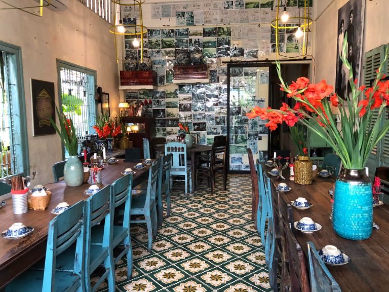 Bếp Hên có cách thiết kế độc đáo sử dụng nhiều hoa tươi và cây xanh mang đến cho khách hàng không gian yên bình đậm chất xưa