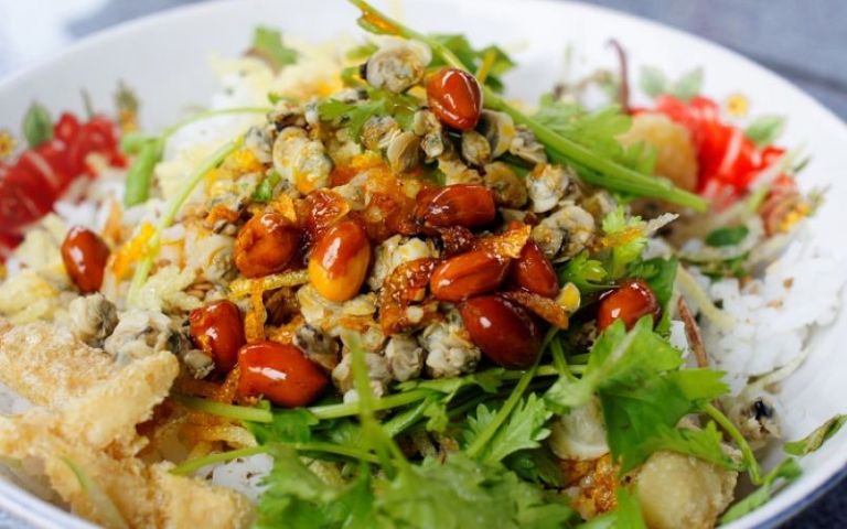 Cơm hến được chuẩn bị đầy ắp với đủ nguyên liệu ăn kèm nhưng giá cả lại cực kỳ phải chăng