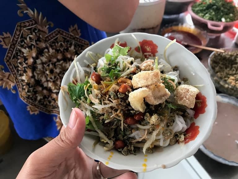 Cơm hến đầy ắp đủ được chế biến đậm đà ăn kèm với rau thơm mang đến hương vị siêu hấp dẫn khiến nhiều người mế mẩn