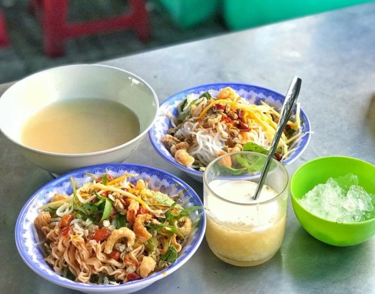 Cơm hến đậm đà, đầy đủ topping mà giá thành cực phải chăng là điều thu hút khách đến quán thường xuyên