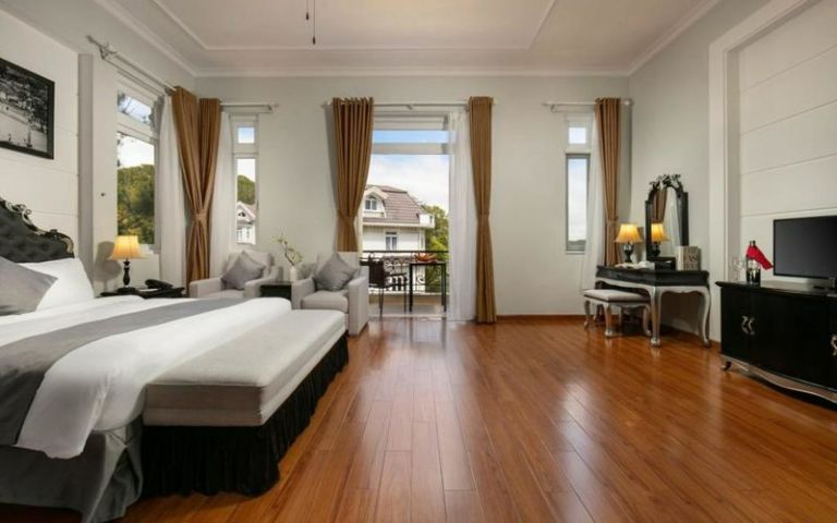 Deluxe Lake View rộng thoáng với hệ thống cửa sổ kính và ban công riêng nhìn ra hồ Tuyền Lâm tuyệt đẹp. (Nguồn: Internet)