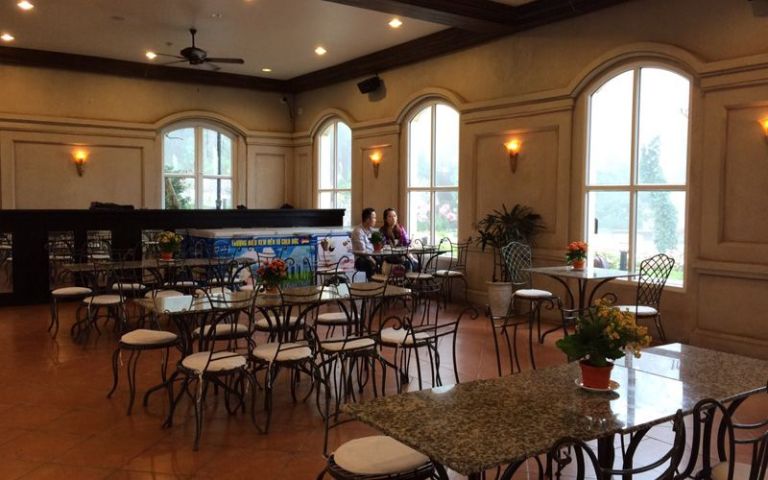 Hình thức gọi món này bạn sẽ không phải tự đi lấy đồ ăn như buffet mà sẽ có nhân viên phục vụ tại bàn