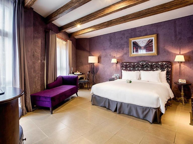 Giá phòng từ 1.900.000 - 4.000.000đ/đêm nên không phù hợp với đa số học sinh, sinh viên