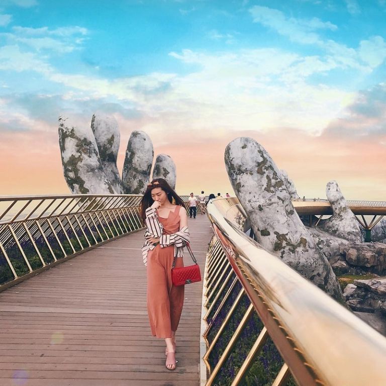 Khi được khánh thành, Cầu Vàng là địa điểm ở Bà Nà Hills được du khách checkin nhiều nhất và đến hiện tại điều này vẫn không thay đổi