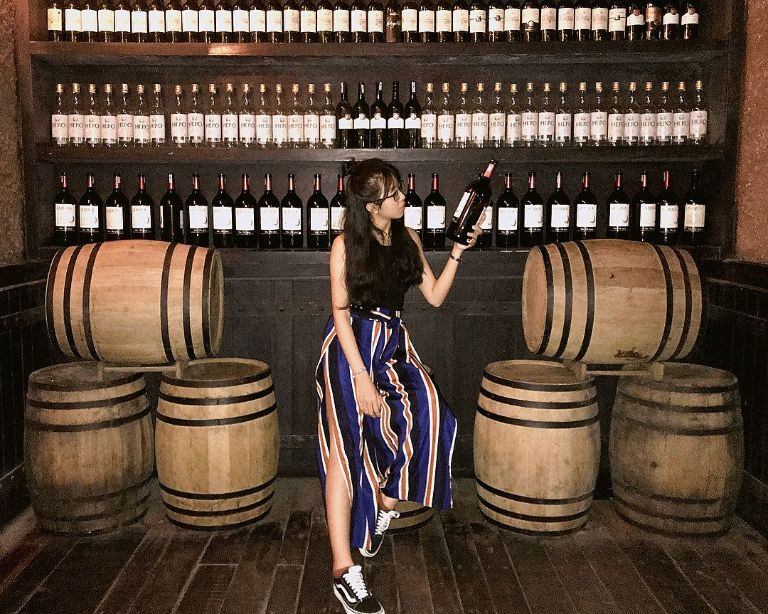 Hầm rượu Debay được mở từ 8h - 17h nên du khách chú ý thời gian vì buổi tối hầm không mở cửa