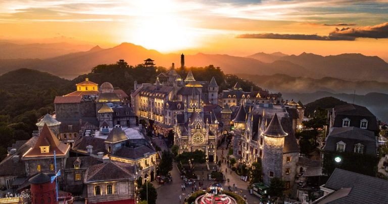 Cảnh hoàng hôn ở khu Làng Pháp hiện lên làm lay động lòng người