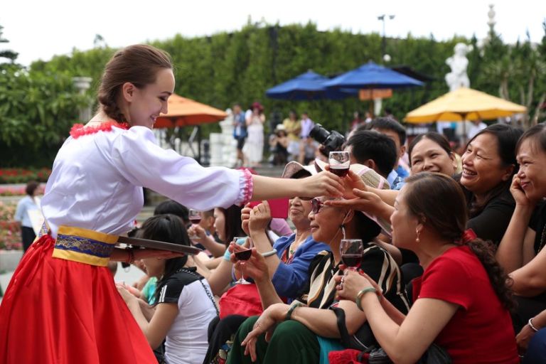 Buffet ngoài trời cùng rất nhiều món ăn thơm ngon từ khắp nơi trên thế giới cũng vô cùng hấp dẫn và du khách rất mong chờ điều này