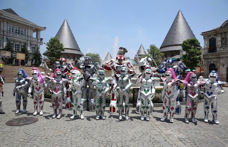 Binh đoàn Robot hiện đại đang đến bắt cóc công chúa Alisa xinh đẹp