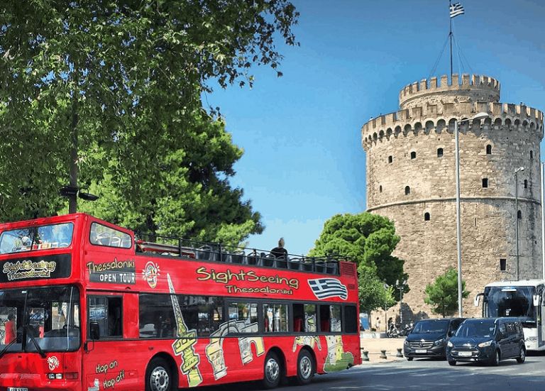 Trong trung tâm thành phố, có rất nhiều trạm chờ phục vụ tuyến xe buýt đặc biệt này 