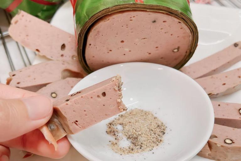 Chả bò Bà Tâm luôn được khách du lịch lựa chọn mua về làm quà - 1