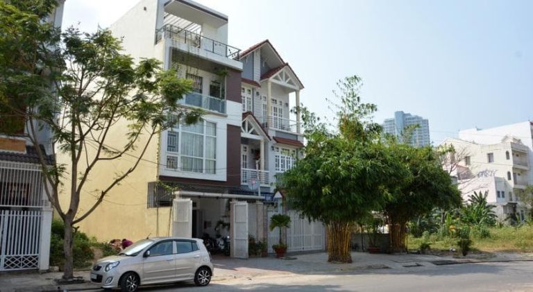 Nằm trong lòng thành phố Đà Nẵng, ngoài gần Cầu Rồng, bạn có thể ghé thăm bảo tàng Chăm, cầu khóa tình yêu cũng không quá xa căn homestay Đà Nẵng này