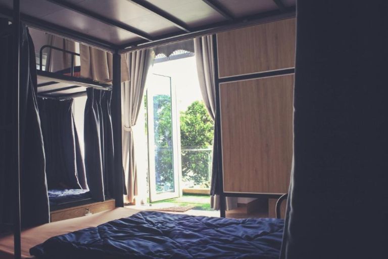 Nơi đây có rất nhiều hạng phòng dành cho các bạn có nhu cầu khác nhau, từ phòng tập thể đến phòng đôi...