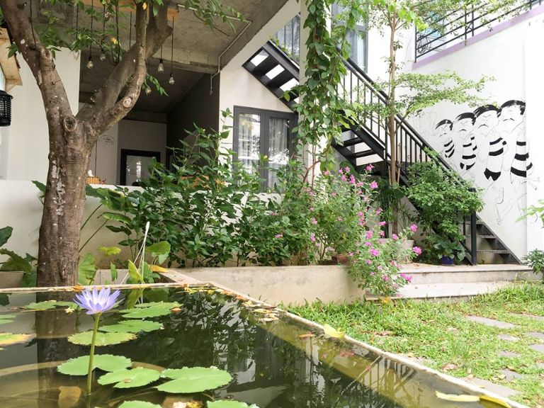 Hồ nhỏ chứa đầy hoa súng nằm trong khuôn viên cũng được du khách check-in khá nhiều khi đến đây