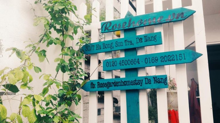 Cái tên Rose Garden Homestay Đà Nẵng bắt nguồn từ khu vườn tràn ngập sắc đỏ của hoa hồng của chủ nhà mến khách