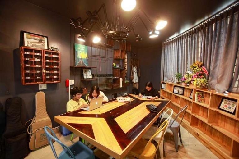 Nâu vàng, xám và trắng là màu chủ đạo được homestay Đà Nẵng này lựa chọn mang đến một không giam đậm chất phương Tây