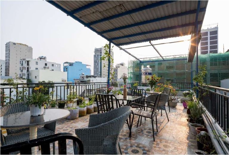 Vì chủ nhà là một phượt thủ chính hiệu, anh biết những nhu cầu cần thiết của du khách nên đã cho xây dựng một sân thương nhỏ để tổ chức BBQ