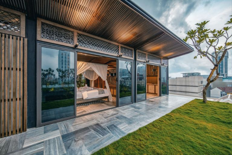 Bên ngoài căn penthouse còn có 1 mảnh vườn riêng cực kì rộng rãi và riêng tư. (Nguồn: Facebook.com)