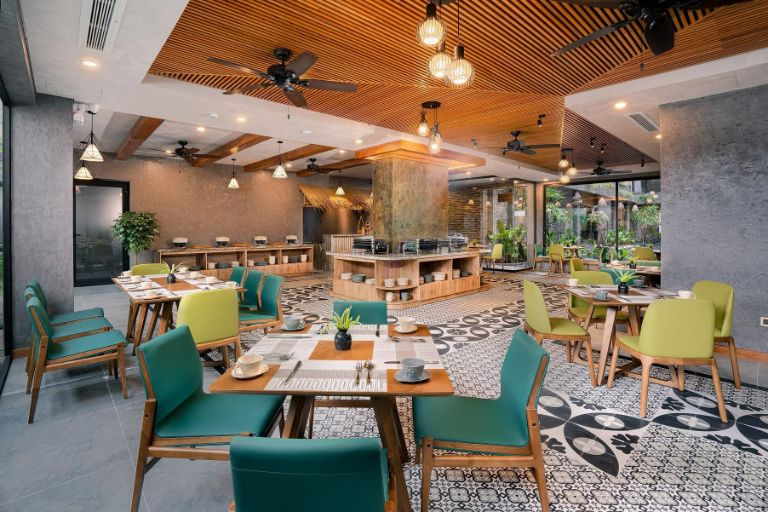 Nhà hàng sang trọng, thích hợp để tổ chức bữa tối lãng mạn bên cạnh người yêu. (Nguồn: Booking.com)