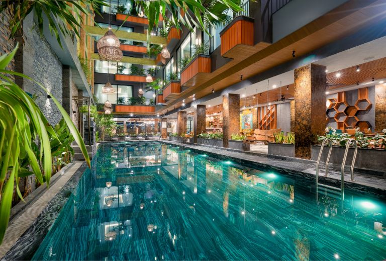 Bể bơi ngoài trời có phong cách thiết kế độc đáo, giúp du khách có những bức ảnh sống ảo nghìn like. (Nguồn: Facebook.com)