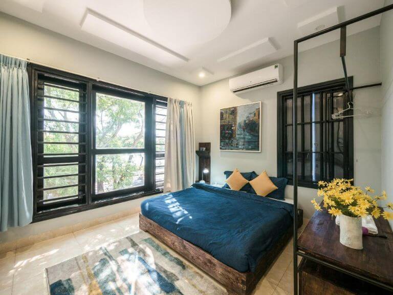 Phòng đôi với ánh nắng chan hòa chiếu qua ô cửa sổ được các cặp đôi yêu thích lựa chọn